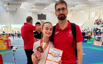 Irea Etxanizen brontzezko domina