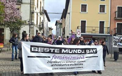 Martxoaren 8ko ospakizunak eta martxoaren 14ko AHTrik ez tren sozialaren aldeko deialdia