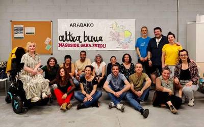 20.000 bazkide bildu ondoren, elkarte gisa eratu da Altxa Burua