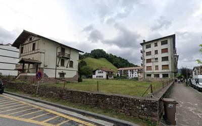 Baztango Udalak Elizondoko lursail baten enkantea geldiarazi du herritarren eskura jartzeko helburuarekin