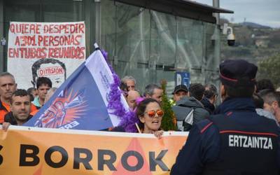 Enplegu espedientearen kontsulta epeko azken bileran mobilizazioak deitu dituzte Tubos Reunidoseko langileek