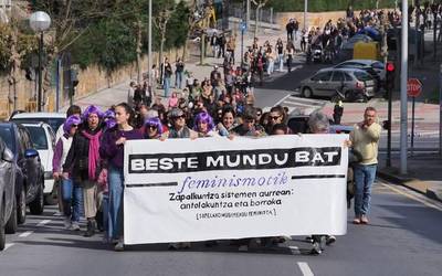 Borroka feministak Sopelako kaleak hartu ditu