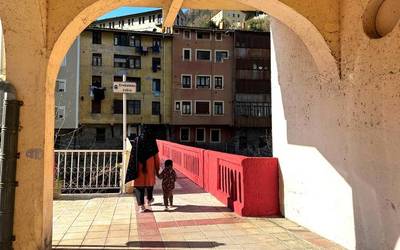 Gorriz margotzen ari dira zubia