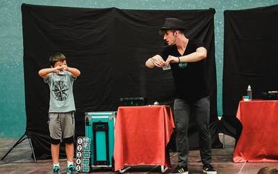 Alain Zulaika magoak Deban eskainiko duen ikuskizunerako hiru sarrera bikoitz zozkatuko ditu BARRENAk irakurleen artean