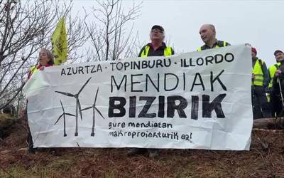 Basalgoko zentral eolikoaren aurka, elkarretaratzea egin dute Topinburun