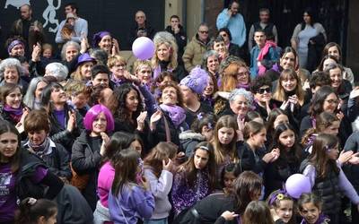 M8ak barnebildutako 'elektrizitatea' kantuan eta lagun artean