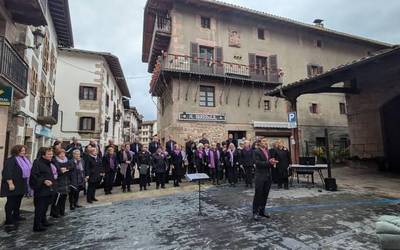 [ARGAZKIAK] Emakumearen Eguneko kontzertu ederra eman du Mendi Abesbatzak