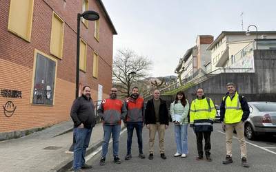 Biomasa bidezko berokuntza sistema berria jartzeko obrak hasi dituzte