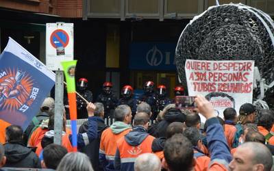 Tubos Reunidoseko bulego nagusietan sartzen saiatu dira gaur goizean langileak
