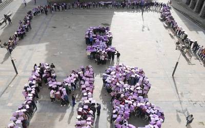 Mosaiko erraldoia egin dute Laudio Institutuko ikasleek Martxoaren 8ko aldarriekin