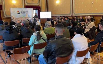 2025ean erroldatutako bergarar berriei ongietorria eman diete udaletxean