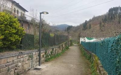 Bi farola jarri dituzte Olabarrietako bidegorrian