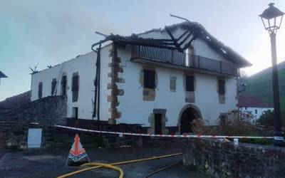 Berroetan erre zen Kortarizarrea etxea berreraikitzeko diru bilketa abiatu dute