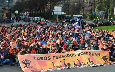 Greba mugagabea: Tubos Reunidoseko langileek aukeratu duten bidea kaleratze espedientearen sinaketa ekiditeko