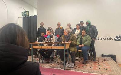 Iruñean bi adingabe dituen familia bat kale gorrian utzi dutela salatu dute zenbait kolektibok