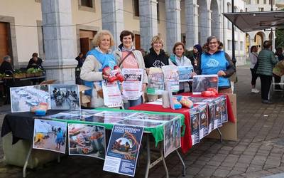 Lesbosko kanpalekuetarako garbantzuak batuko dituzte gaur Eguenetako Azokan