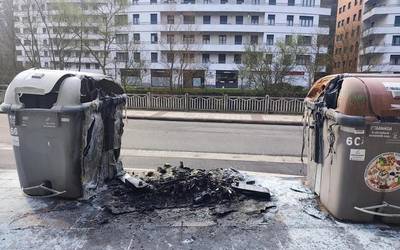 Hiru edukiontzi erre dituzte goizaldean Arrasaten