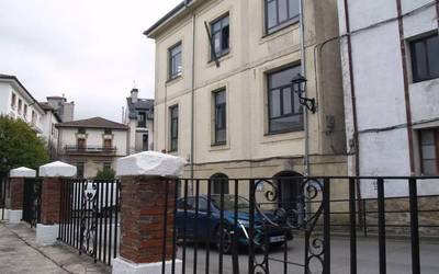 Gizarte hezitzailearen ordezkapenak egiteko zerrenda sortu nahi da