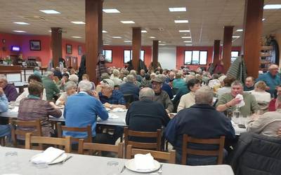 Ia 200 erretiratu elkartu dira beren eguna ospatzeko