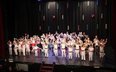 Euskal dantzako ikasleek Herriko Antzokia bete dute