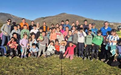 [ARGAZKIAK] Aresoko haurrek eta gurasoek 90 haritz landatu dituzte