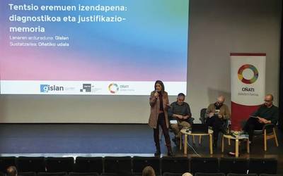 Oñatiko Udalak etxebizitza planaren jendaurreko aurkezpena egin du