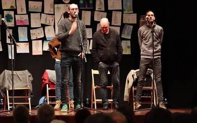 Bart gaueko bertso-saio dotorearekin hasi dute Mendaron Motxaila Eguna