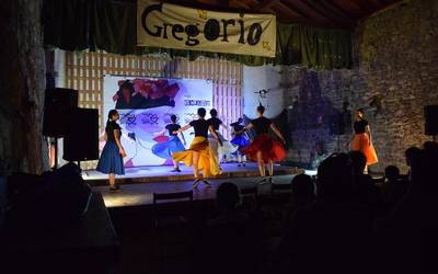 Harribil dantza taldeak emanaldia eskaini du Etxeluzen