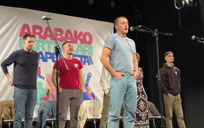 Bertsolariek saio amaieran kantatu dituzten agurrak