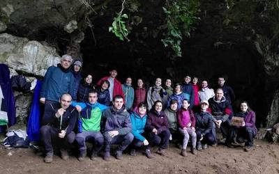 Asteburu betea izan dute Mendaron, 'motxaila' herrian