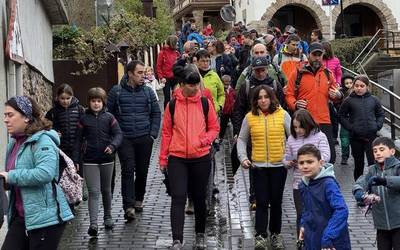 Aterkiak hartuta eta ondo jantzita egin dute eskolarteko mendi ibilaldia Antzuolan