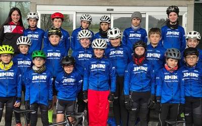 Dorletako Ama taldeko txirrindulariak gustura, baldintza klimatiko kaxkarretan izandako Oñatiko lasterketan