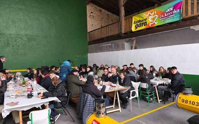 Korrika Jaia jendetsua egin dute Baxaurin