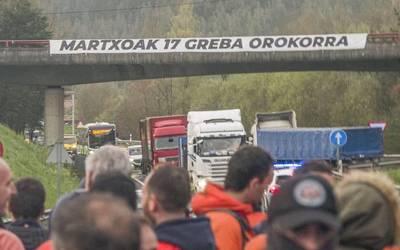 Eskualdeko errepide nagusian trafikoa eten dute Tubos Reunidoseko langileek