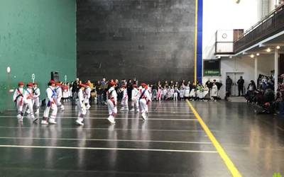 Frontoiaren aterpean egin behar izan dute Lesakako Tantirudantza jaialdia