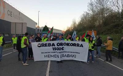 [ARGAZKI GALERIA]: Greba "jarraipen oso zabala" izaten dabil eskualdean, sindikatuen arabera