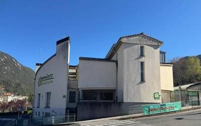 Gutxiengo zerbitzuak Mendaroko ikastetxean, liburutegia eta musika eskola itxita, eta normaltasuna kalean