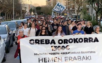 [BIDEOA] Durangon manifestazio jendetsua egin dute greba eguna amaitzeko