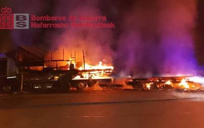 Kamioiak su hartu zuen