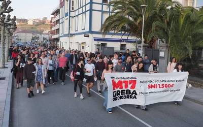 Herriz herriko manifestazio jendetsuakaz bukatu dute greba-eguna eskualdean
