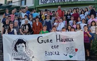 Palestinaren aldeko elkarretaratzeak egiten dituzte ortzegunero Berako Labiaga ikastolan