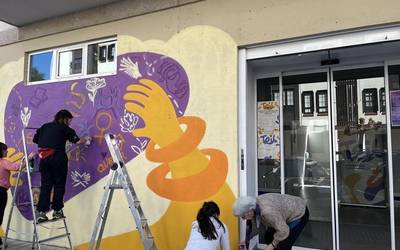 TRIL Txoko Feministaren aurrealdea apaindu dute mural batekin
