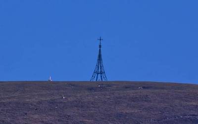 Higadura atzeman dute Gorbeiako gurutzearen oinarrian