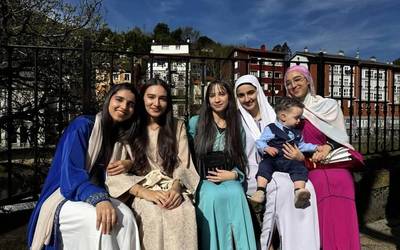 Ramadanaren amaiera ospatu du Soraluzeko komunitate islamiarrak plazan, gutiziak partekatuz herrikideekin