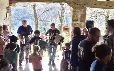 Elixamendiko jaia ospatu dute Angiozarko Mainddao auzoan