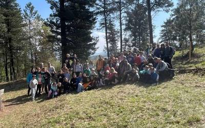 [ARGAZKI GALERIA] San Andres basoan 50 zuhaitz landatu dituzte, Durangoko Zuhaitz Egunaren barruan