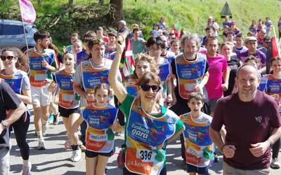 [ARGAZKIAK] Xaretan ere eskuz esku ibili dute herritarrek Korrikaren lekukoa