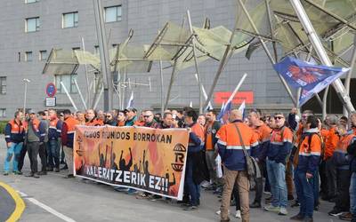Tubos Reunidosek kaleratu nahi dituen 42 langileren behin-behineko kontratua ez da legezkoa, eta behargin finkoak bilakatu beharko ditu