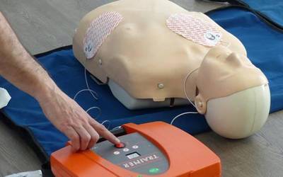Desfibriladorea erabiltzen ikasteko aukera izanen dute larunbatean Areson