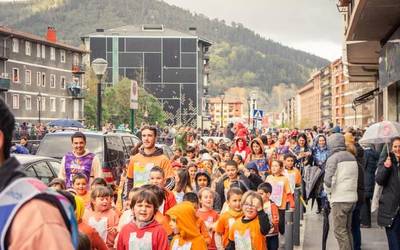 Ehunka ikasle batu ditu Laudioko Korrika Txikiak